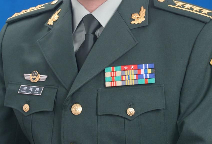 军官有四排资历章,中间红色的级别略章有两颗白色星徽,标配是大校军衔