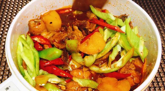 四川火锅鸡，四川正宗火锅底料配方（做成火锅鸡香辣好吃又过瘾）