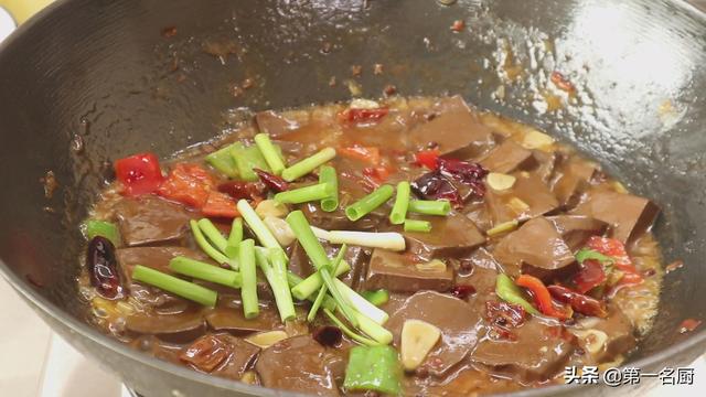 麻辣鸭血的做法，怎样做麻辣鸭血才好吃（鲜香滑嫩不破碎）