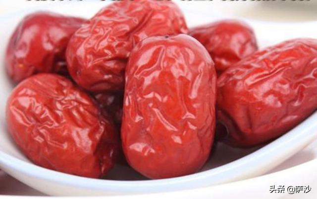 梦见树上结满枣子，梦见树上结满了枣的周公解梦（裘千尺能够谷底的枣树活十多年吗）