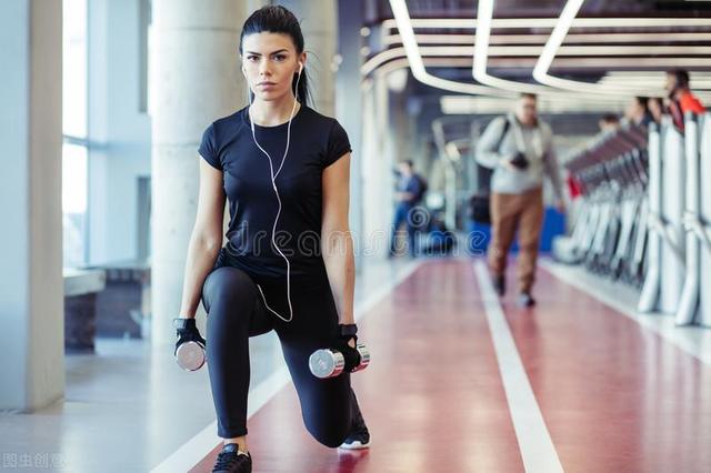 单腿蹲习惯了怎么调整双腿蹲，深蹲动作之王——单腿深蹲