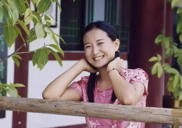 贾玲身世，喜剧演员贾玲的家庭背景父母是谁干什么的。（原来是姜昆“私生女”）