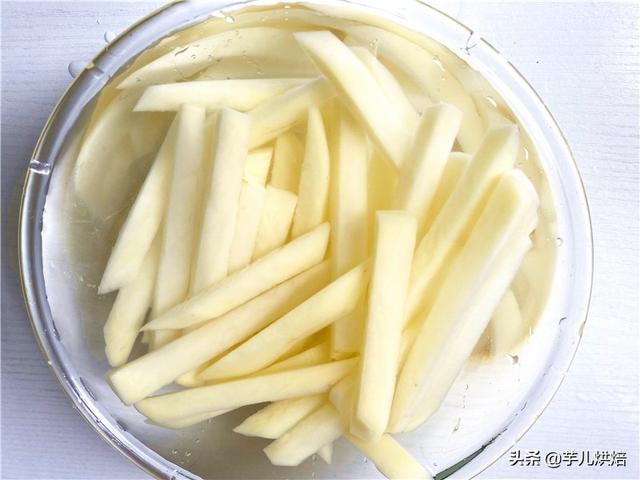 炸薯条的制作方法，如何制作家庭版炸薯条（几滴油炸出一大盘薯条）