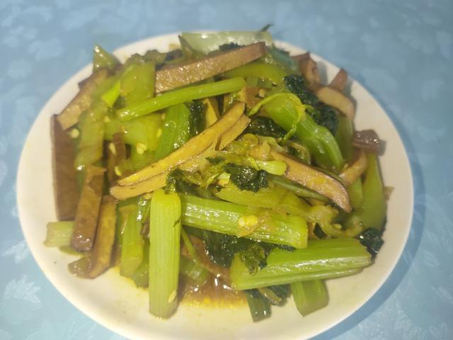 西芹培根炒豆干怎么做，西芹培根炒豆干怎么做好吃（西芹炒豆干家常做法）