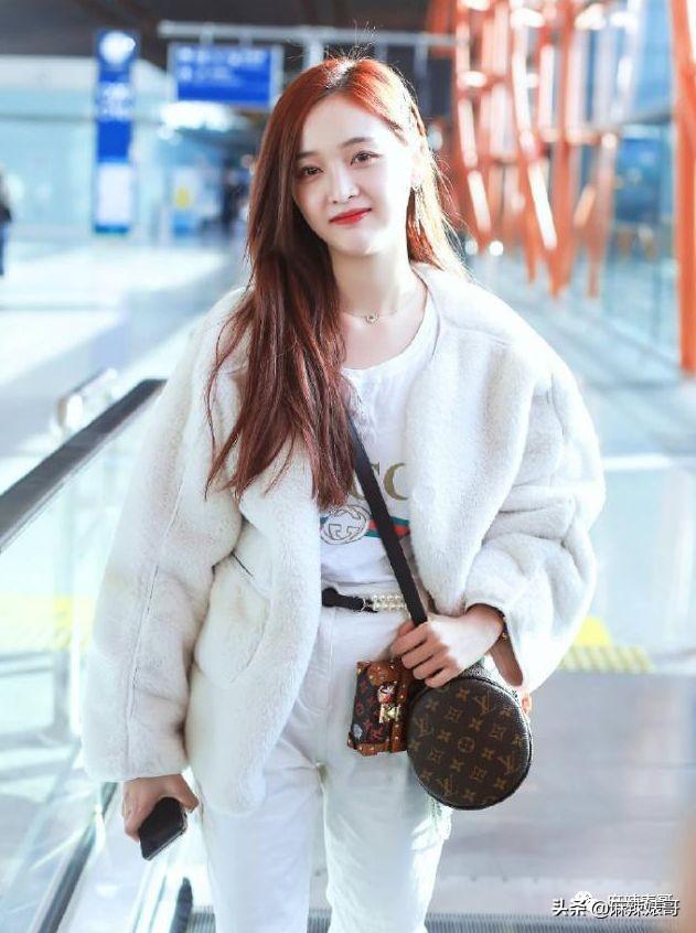 女孩子发wink是什么意思，女生发个wink是什么意思（一天8杯奶茶卖没文化人设）
