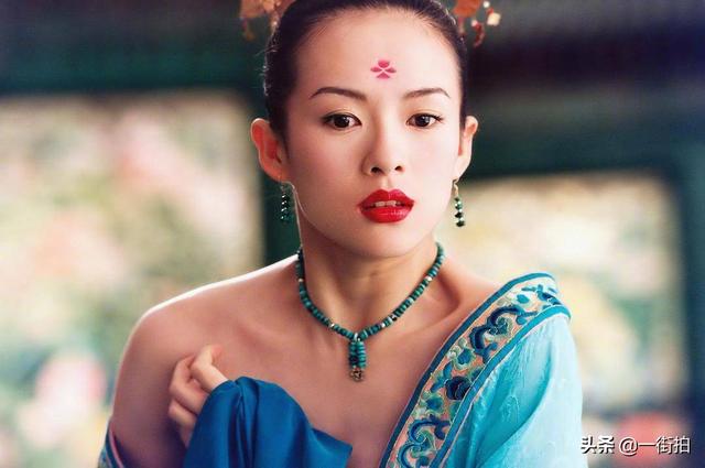 章子怡挑战“中国大妈沙滩照”！扎丸子头披丝巾超显嫩，美回初恋