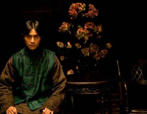 让子弹飞 葛优，葛优在让子弹飞扮演的角色叫什么（姜文临场给葛优加吻戏）