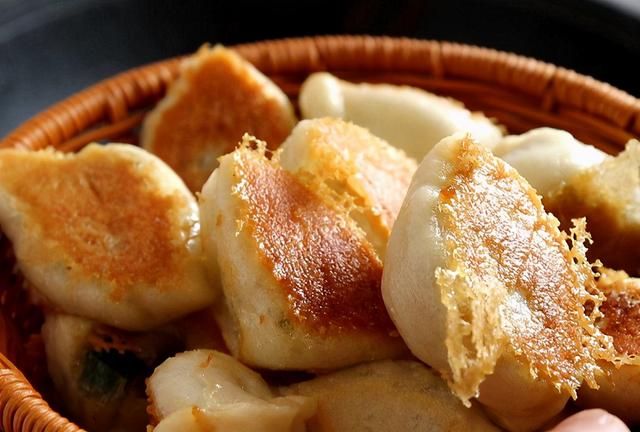 水煎包怎么煎，水煎包 生煎包（欢乐番茄丨水煎包怎么煎好吃）