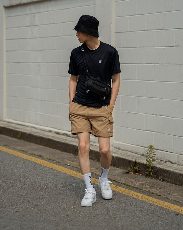 男士超级短裤怎么穿，一双长袜子不能少