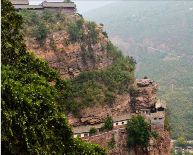 僧、尼、道共居一山修行  承德丰宁白云古洞景区，僧、尼、道共居一山修行（有一桥飞架两山之间的千年古刹）