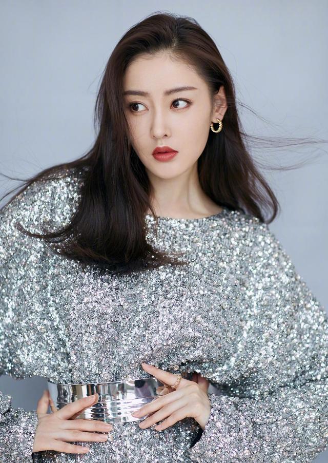 披头散发饼是什么意思，披头散发的意思是什么 （4个“特征”的女生）