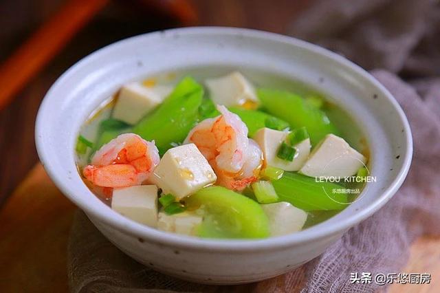 丝瓜的做法大全家常菜，丝瓜做法家常菜（夏天适合多吃些丝瓜）