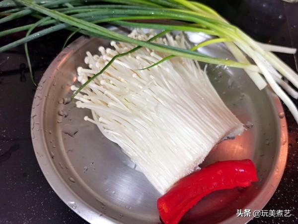 正确清洗淡菜的方法是怎样的，正确清洗淡菜的方法是怎样的呢（恨不得立马吃进嘴里的金针菇烩淡菜）