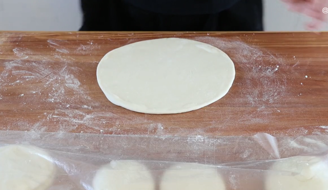 烙春饼怎么和面，馅饼面怎么和面（学会这个和面配方：做出家常饼）