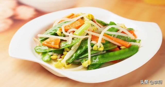 洋葱怎么剥皮是不是要一层一层剥，洋葱直接切还是要剥皮（如何切洋葱不流泪）