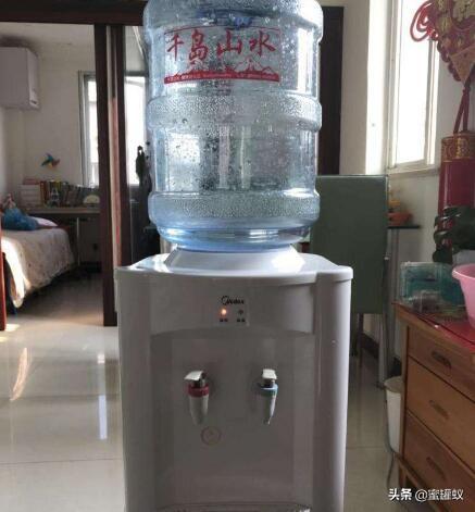 饮水机的热水是多少度，饮水机的热水是多少度烫到嘴（饮水机里面的水能烧开吗）