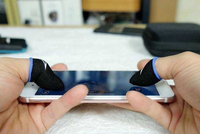 玩游戏手出汗怎么办，职业手游选手怎么防止手出汗（网友：试试飞智蜂套2）