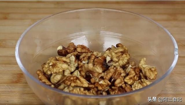 炒核桃家常制作方法，怎样做炒核桃（核桃不要直接吃了）
