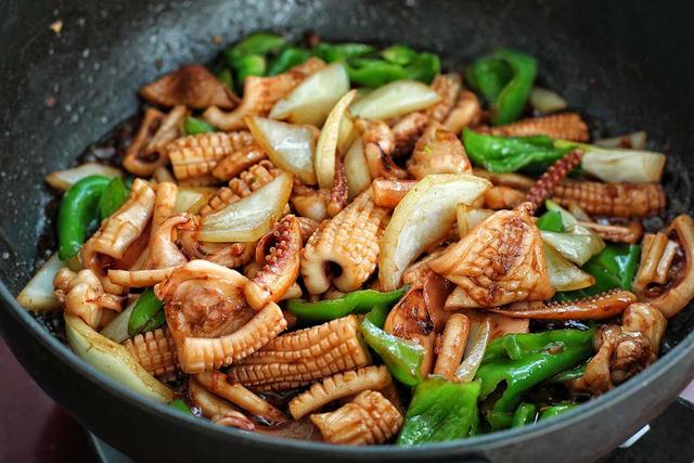 魷魚炒之前要不要焯水,炒魷魚須需要焯水麼(炒魷魚前多做