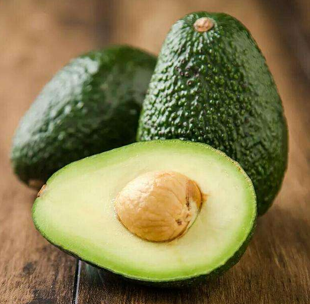 狗狗可以吃什么水果，贵宾犬吃什么水果好（那些狗狗的水果清单）