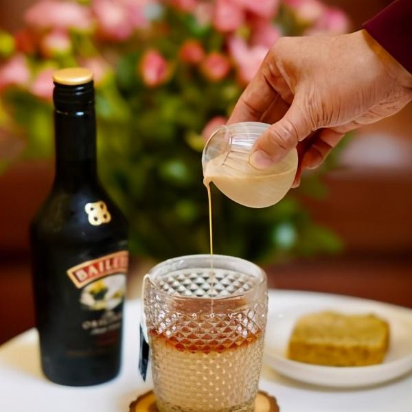 百利甜酒兑什么最好喝，伏特加兑什么容易醉_伏特加兑什么好喝（百利甜酒如何喝出花样）