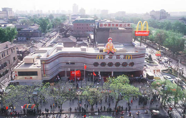 金拱门和麦当劳的关系，麦当劳如何变成金拱门（中美麦当劳的利润来源完全不同）