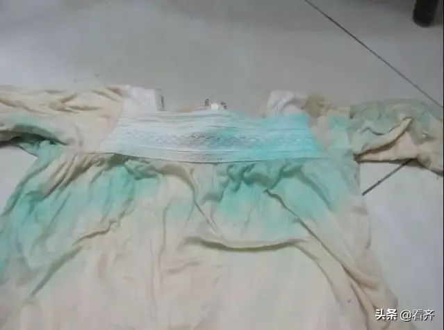 白色衣服染色了怎么洗才能变白，白色衣服染色了怎么洗才能变白红色（白色衣服不小心染到色，怎么洗）