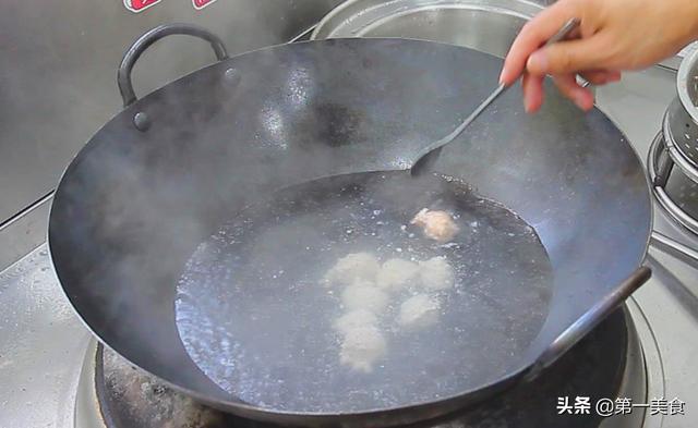 怎么做肉丸子，莲藕和肉怎么做肉丸子（劲道爽滑美味鲜）