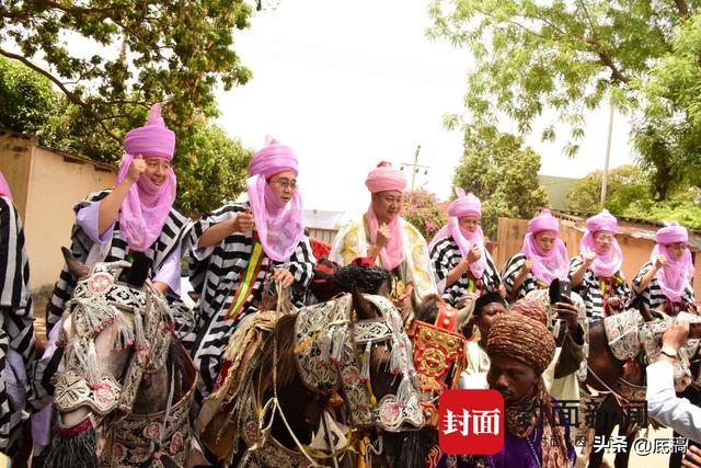 标签非洲酋长什么意思，非洲的酋长是什么意思（90后中国小伙成首个非洲国家“双酋长”）