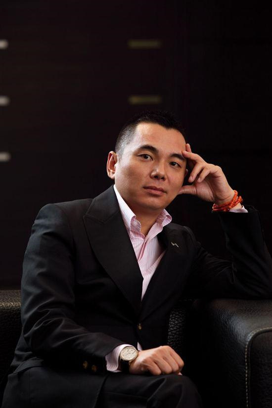 他是李湘的前夫，为娶李湘同时抛弃两个女人，破产后却单身至今