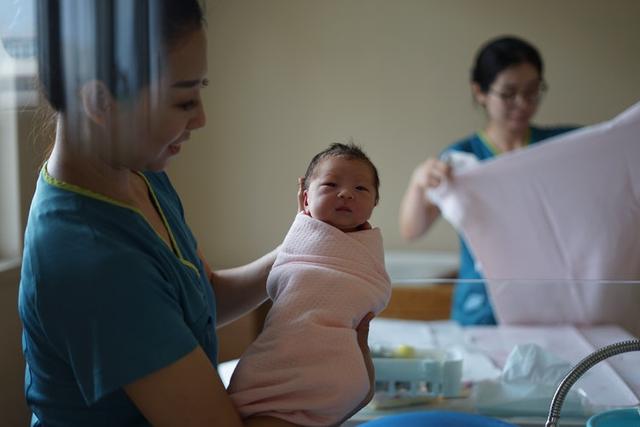 刚出生婴儿的护理，新生婴儿应该要如何护理（夏季出生的新生儿宝宝）