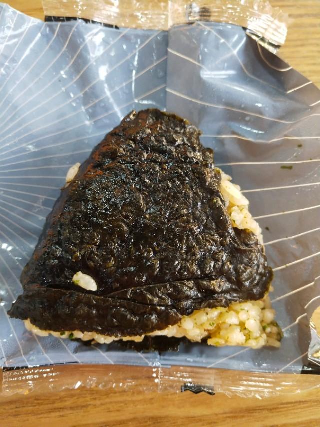 一个饭团的热量是多少，饭团热量（罗森便利店的4种恶魔饭团测评）