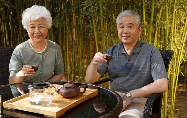 高血压喝什么茶最好，老年人高血压喝什么茶可以降下来（能降低血压还是升高血压）