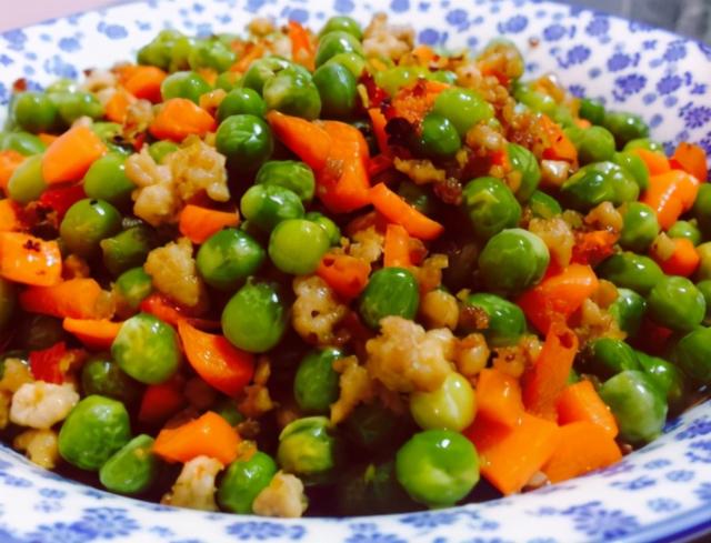 豌豆的做法，自制豌豆粉的简单做法（有人先焯水有人直接炒）