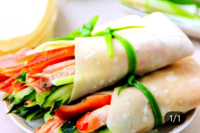 薄到透光烤鸭卷饼的做法，十一小长假必吃的烤鸭卷饼