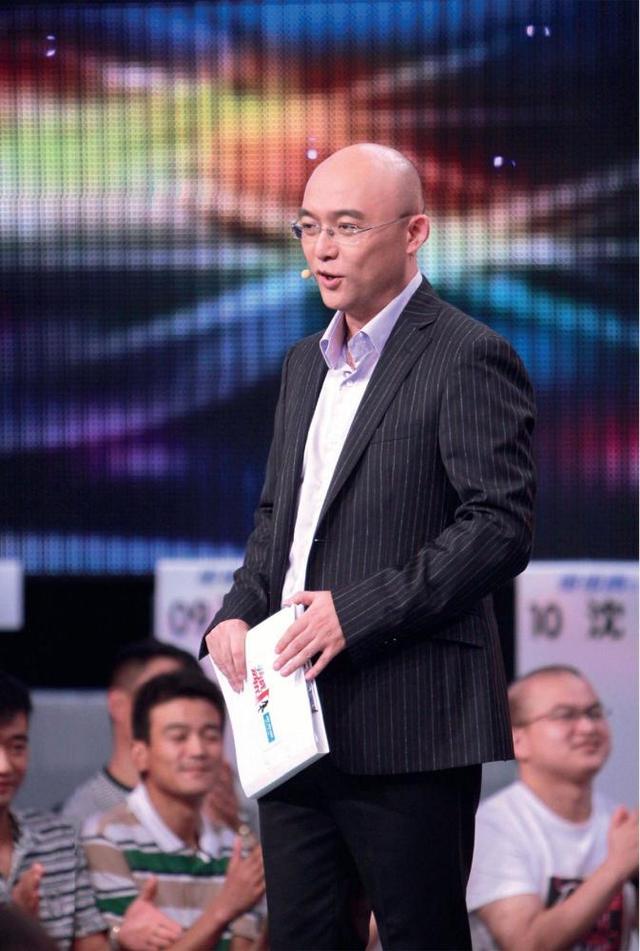 乐嘉回应强吻谢娜事件，他感情坎坷，一共有三段婚姻，三个孩子