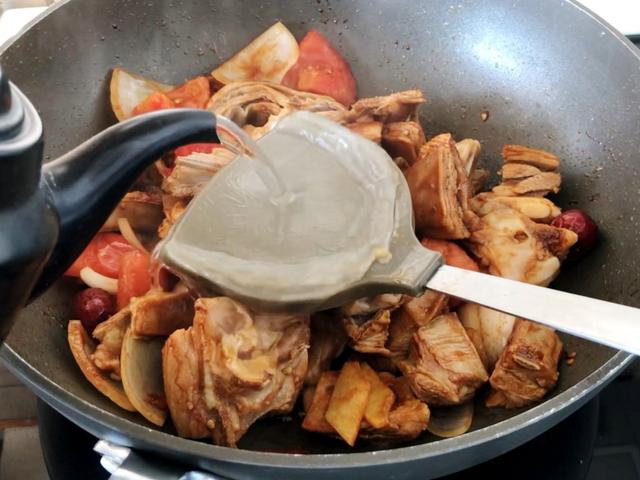 羊骨头炖多长时间，羊骨汤煮多长时间好（学会了年夜饭露一手）