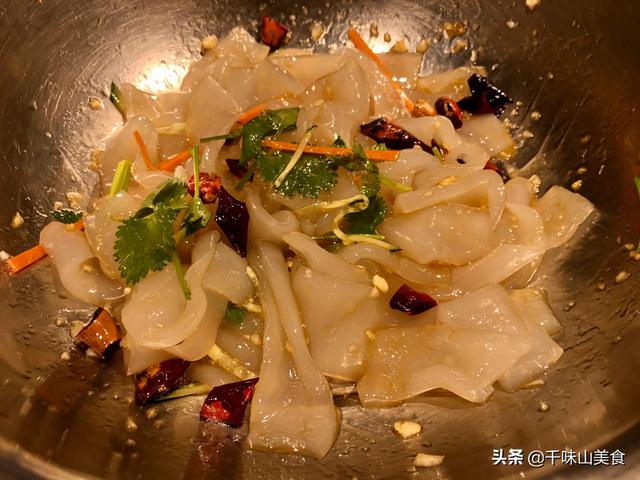 东北大拉皮的凉拌做法用麻酱，凉拌拉皮的家常做法（家常小凉菜凉拌大拉皮）