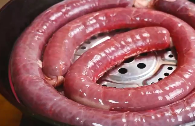 血肠是什么做的（舌尖美食糯米血肠：做法血腥）
