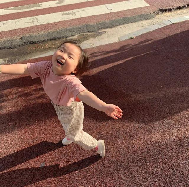 黄夏温哪里人，黄夏温人字拖同款（哈温的拍照姿势还是很专业的）