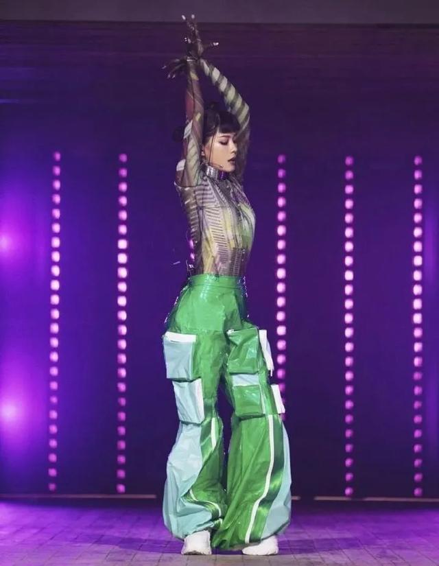 朱婧汐为鹿晗写过的歌，朱婧汐为鹿晗写过的歌曲（“小Ai”朱婧汐的颜值被封印在她奇奇怪怪的造型里面了）