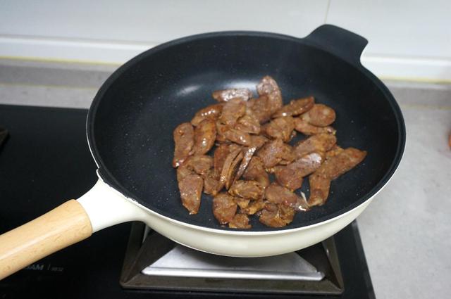 炒腊肠的家常做法，炒腊肠怎么做好吃又嫩（酒店大厨这样炒腊肠）