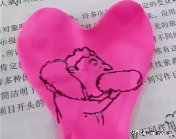 王思聪吃热狗,王思聪吃热狗照火到国外(王思聪可能这辈子都不想吃热狗了……) 王思聪吃热狗,王思聪吃热狗照火到国外(王思聪可能这辈子都不想吃热狗了……)