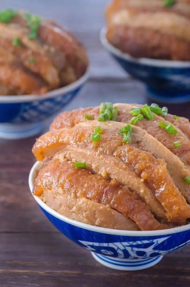 扣肉是哪里的菜，扣肉哪个城市最好吃最有名（为什么芋头会成为“扣肉”这道广东传统名菜中必备的搭配）