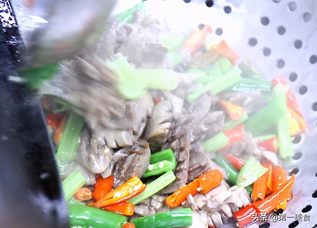 猪腰子怎么炒好吃，怎么爆炒猪腰好吃（去腥去膻还滑嫩）