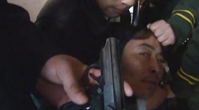 西安凶杀大案，西安大案董雷原型（出动一万人捉拿《121枪杀大案》凶手）