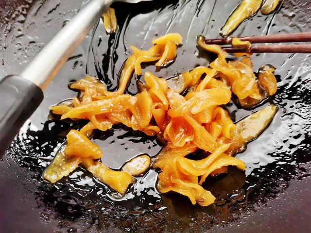 姜汁红糖水的做法，姜汁红糖水如何做（自己做的姜片糖）