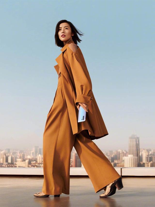 蓝色阔腿牛仔裤穿搭，这“3个要点”穿搭