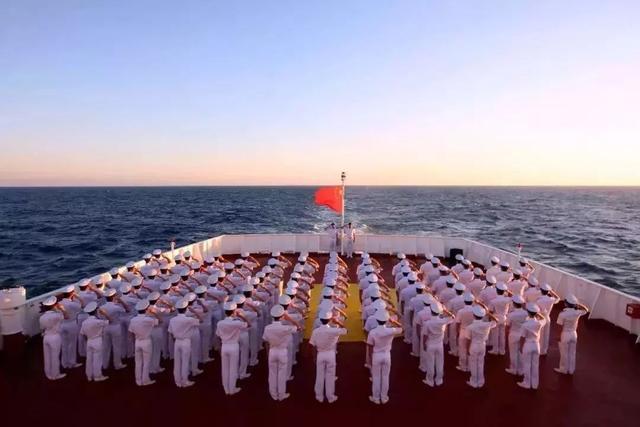 海员服由海军军队的服装演变而来的.