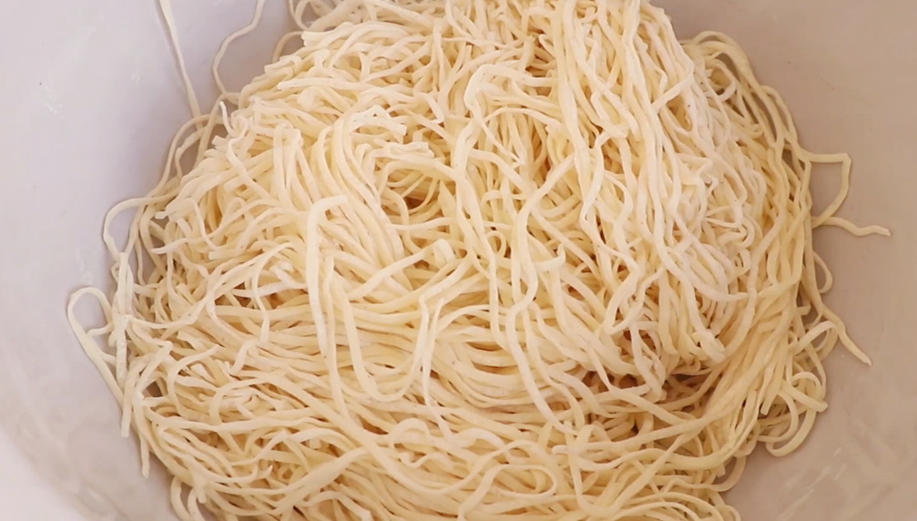 圖片[2]-【蒜苗燜面】做法步驟圖 勁道爽滑又入味 一大盆不夠吃-起舞食譜網